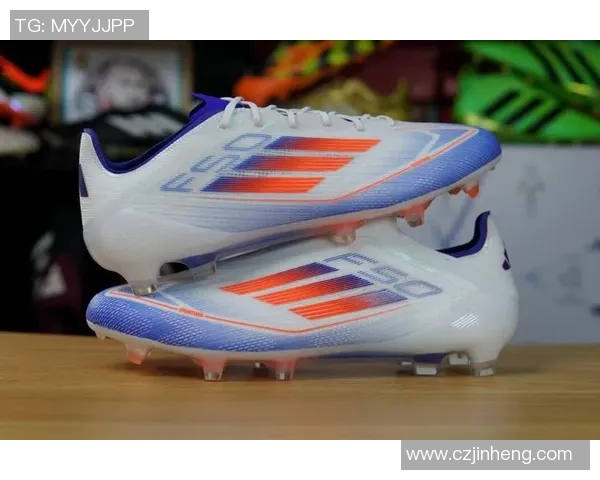 球星同款足球鞋助力边后卫突破防守与进攻双重挑战