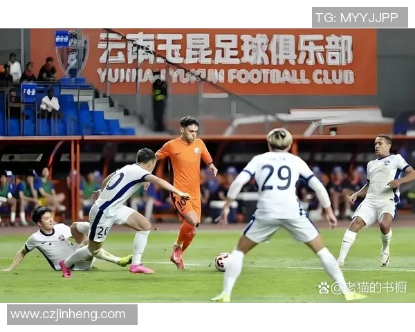 足球球星因意外失误瞬间懵逼 笑翻全场引发球迷热议