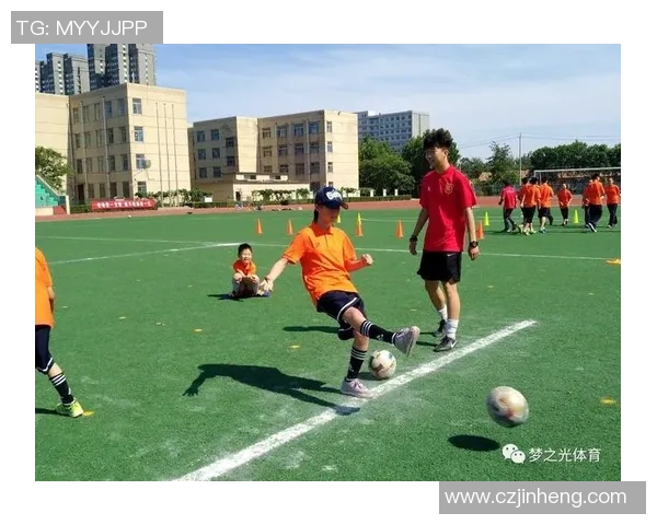 二人兄弟同心协力，领衔足球赛场双雄争霸新篇章